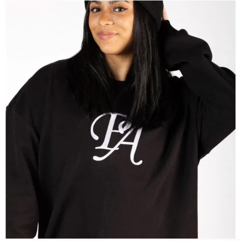 P’Tula Script Crewneck - Black (M)